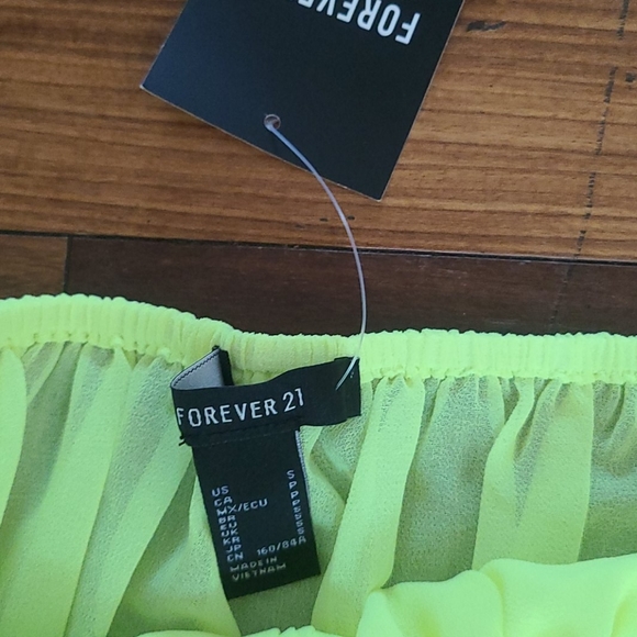 Forever 21 woman's off the shoulder crop top - Picture 3 of 3